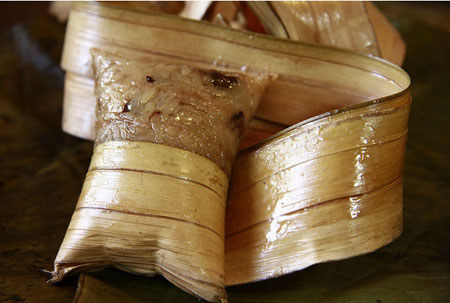 Bánh lá dừa đơn giản nhưng rất độc đáo, hấp dẫn bởi hương thơm nồng nàn, quyến rũ của nếp, đậu xanh và lá dừa.